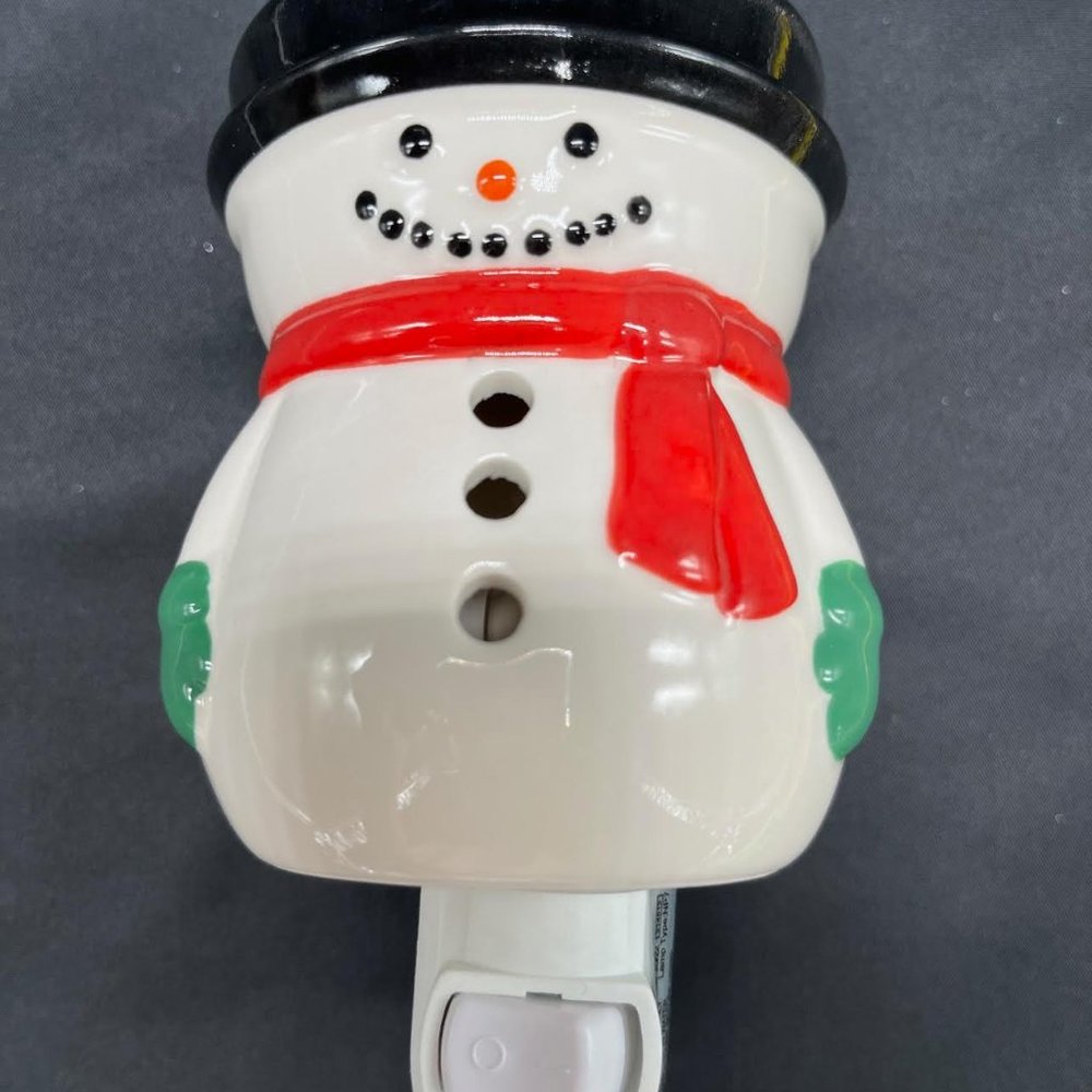 NEW Candle Warmers Frosty Pluggable Fragrance WarmeR